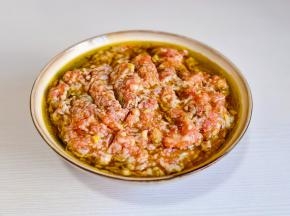 加入生抽，料酒，蚝油，盐，十三香搅拌均匀，淋上热油搅拌均匀。