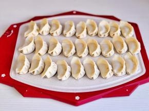 依次包好，一次吃不完可以速冻。