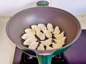 锅中刷油，摆入饺子。