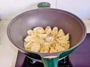 煎至底部金黄，倒入面粉水。