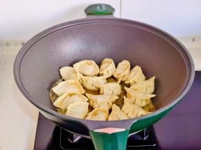 盖上盖子中小火将水分收干即可。