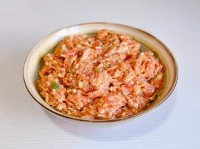 淋上一勺热油顺时针搅拌均匀。