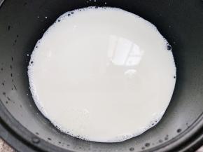 奶锅里加入牛奶