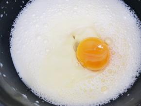 打入一个鸡蛋搅拌均匀