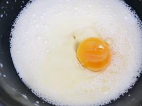 打入一个鸡蛋搅拌均匀