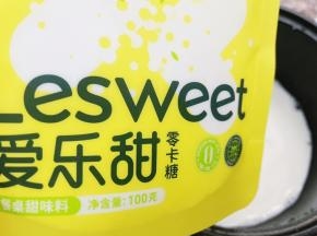 加入爱乐甜零卡糖，小火加热至糖融化后离火