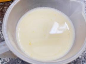 把做好的挞液过筛2次才会更为嫩滑哦