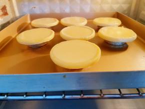 把挞水倒入蛋挞皮里9分满
放入预热好的烤箱中层180度烤20到25分钟左右，表面有焦糖斑点即可