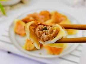 肉馅鲜嫩多汁，葱香浓郁。