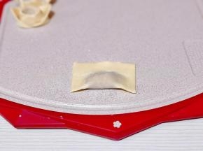 对折三边捏紧。