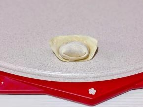 两个角对折粘紧即可。