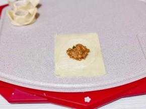 取一张馄饨皮，放入馅料。