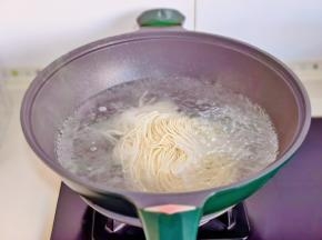 锅中加水烧开，下拉面，大火煮熟。