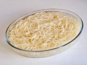 捞出过冷水，这样面更劲道。