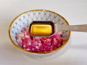 肉糜放入碗中+料酒。