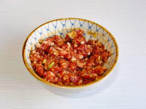 加入葱花搅拌均匀腌制5分钟。