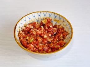 加入葱花搅拌均匀腌制5分钟。