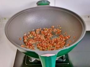 起油锅倒入肉糜小火翻炒变色。