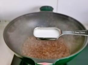 加半碗水烧开将肉糜烧熟。淋一勺水淀粉。