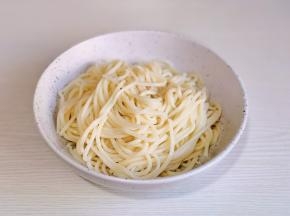 面捞出放入碗中。