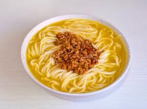 再倒入煮好的酸汤，盛一勺肉糜。