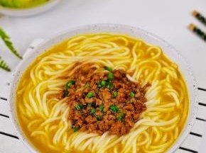 面条爽滑，汤汁好喝。