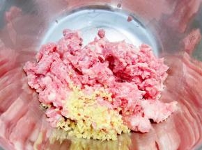 猪肉馅里加入姜末