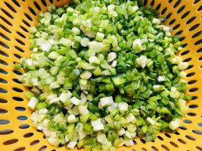 韭菜洗净沥干切末