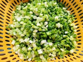 韭菜洗净沥干切末