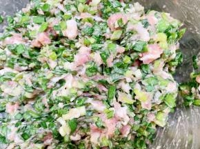 加入韭菜末拌匀