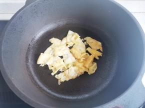 锅中放少许油煎炒鸡蛋铲成小块盛出。