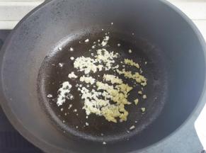 另起锅热油，爆香大蒜，
