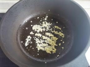 另起锅热油，爆香大蒜，