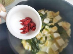 撒枸杞，
