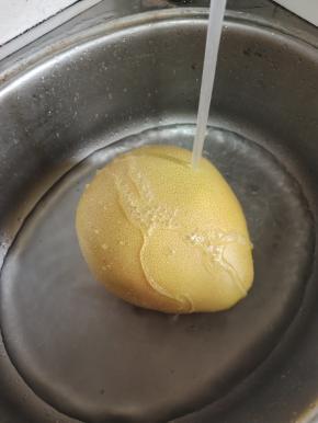 柚子表面，用盐搓洗几遍！