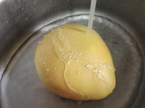 柚子表面，用盐搓洗几遍！