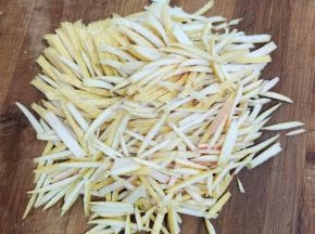 把皮切成细丝！