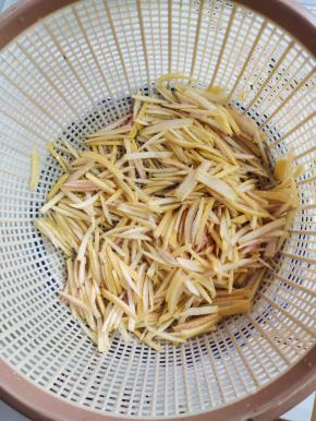 用清水冲洗干净！
