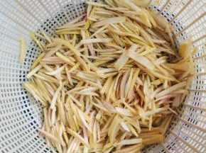 用清水冲洗干净！
