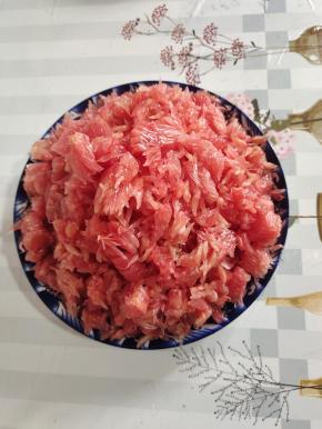 把柚子果肉剥干净，不能有一点点的白色部分，要不然会很苦!