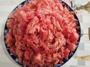 把柚子果肉剥干净，不能有一点点的白色部分，要不然会很苦!