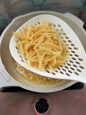 把柚子皮在开水中煮10分钟捞出，去除苦味!