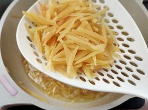 把柚子皮在开水中煮10分钟捞出，去除苦味!