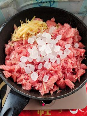 锅里加入柚子皮，柚子果肉，冰糖！