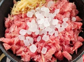 锅里加入柚子皮，柚子果肉，冰糖！