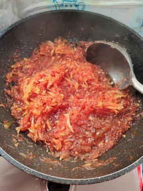 煮到锅里的水慢慢的变少了。转小火继续慢慢的熬！边熬边搅拌！