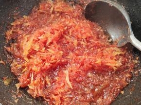 煮到锅里的水慢慢的变少了。转小火继续慢慢的熬！边熬边搅拌！