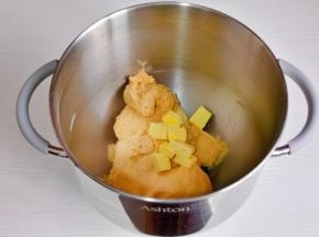 加入软化的黄油。