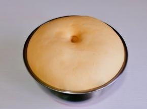 发酵至明显变大，摁一下不回缩，不反弹。