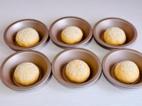 再次揉圆，沾上白芝麻，放入模具中进行二次发酵。